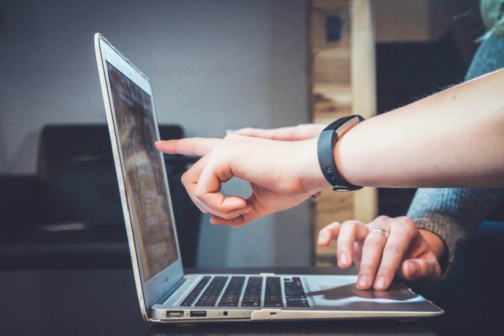fingers-pointing-laptop-screen