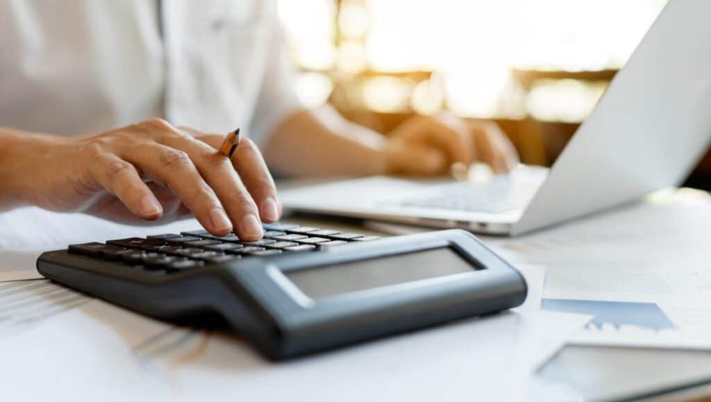 Close,Up,Businessman,Pressing,On,Calculator,For,Calculating,Cost,Estimating