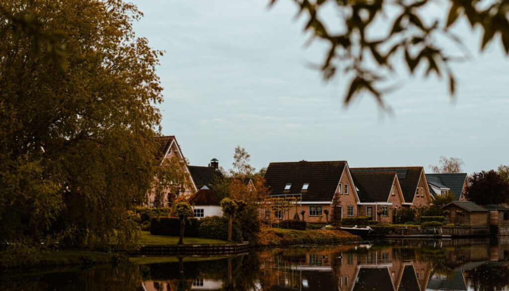 residential-houses-lake